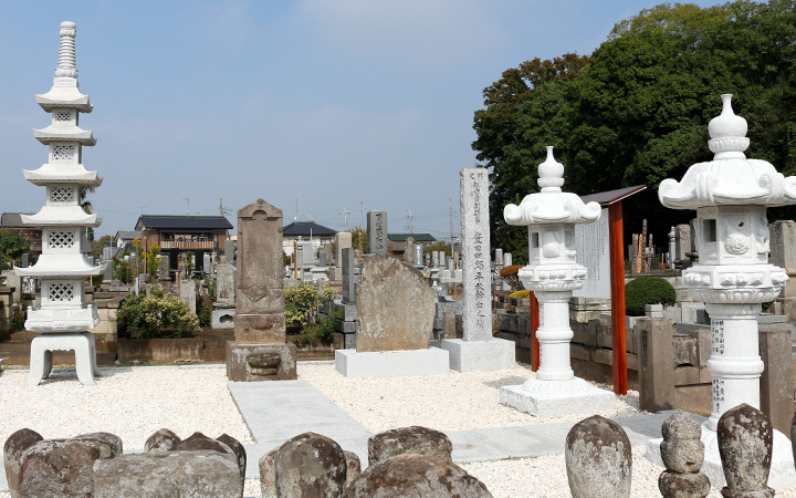 興正寺開基 石毛太郎正家公夫妻墓碑 豊田四郎平将基公供養碑